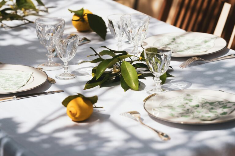 Table élégamment dressée pour un événement privé organisé sur mesure par Pause Solaire.