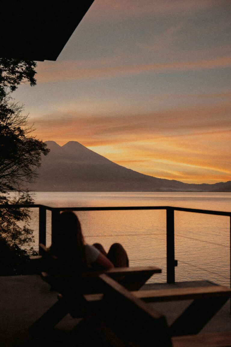 Moment de détente au coucher du soleil lors d'un voyage sur mesure