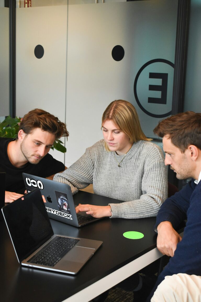 Équipe préparant un projet d'événement d'entreprise