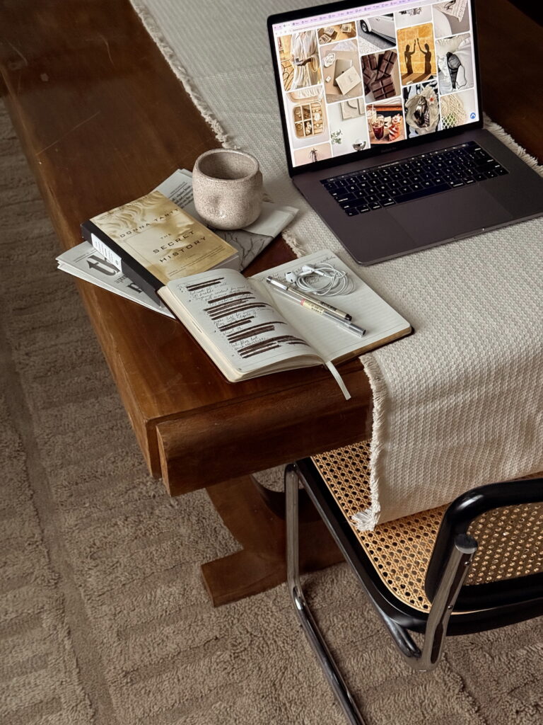Carnet, ordinateur et moodboard illustrant le travail de création d'une travel planner et organisatrice d'événements.
