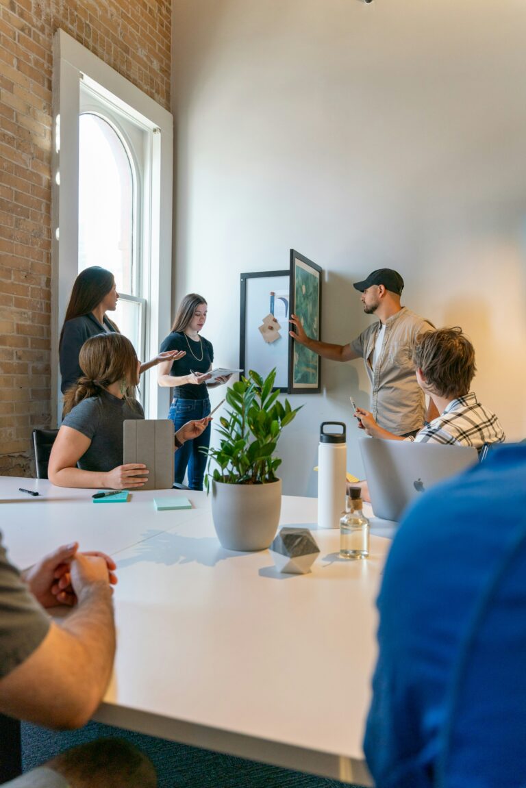 Équipe réunie lors d'un séminaire d'entreprise