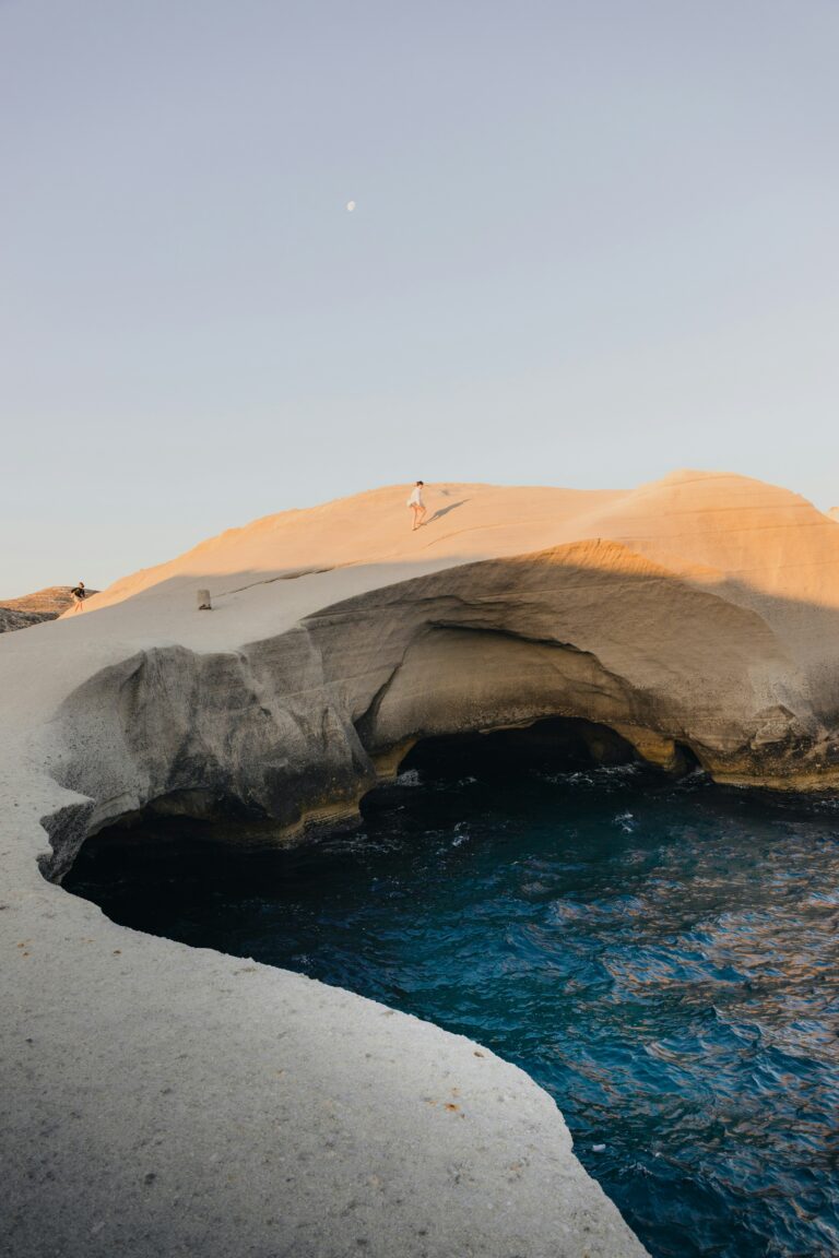 Travel Planner à Marseille - paysage Milos voyage sur mesure